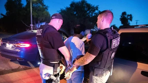 Agentes do ICE, a polícia de imigração dos EUA