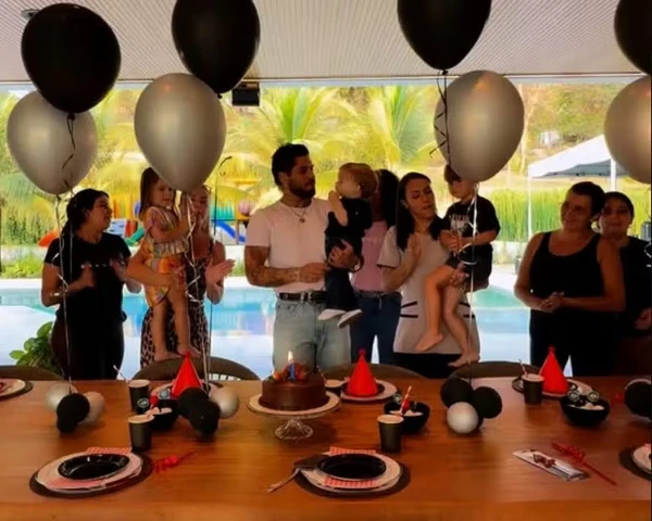 Aniversário de Zé Leornado com o pai Zé Felipe e familiares