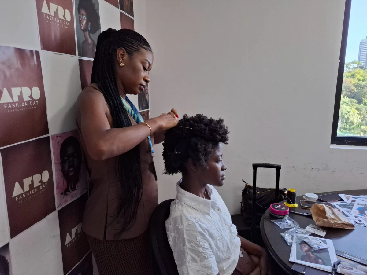 Avon, Dino Neto e Roma Aragão assinam a beleza do evento que celebra a cultura e estética do povo preto por Gabriela Araújo