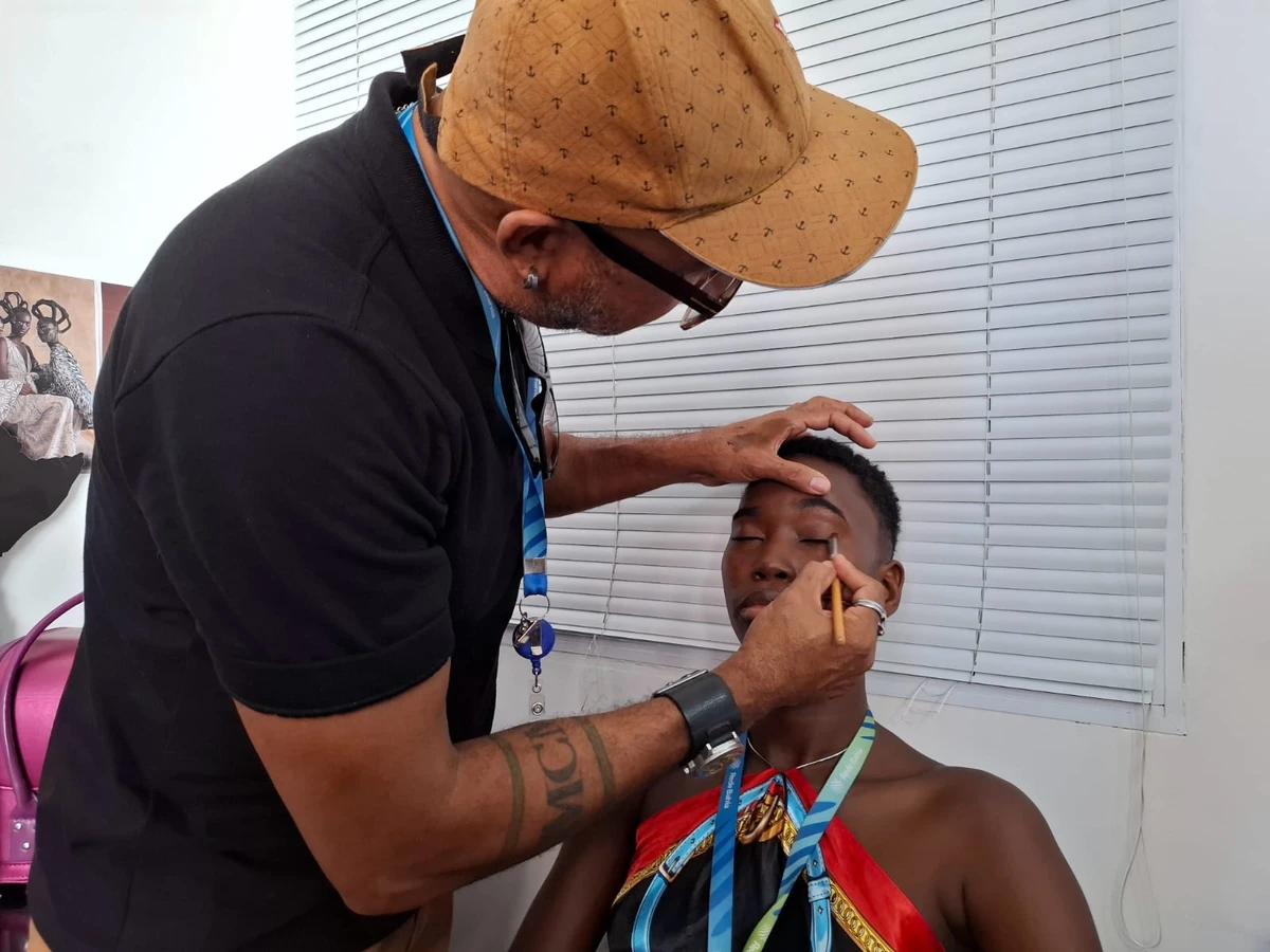 Avon, Dino Neto e Roma Aragão assinam a beleza do evento que celebra a cultura e estética do povo preto por Gabriela Araújo