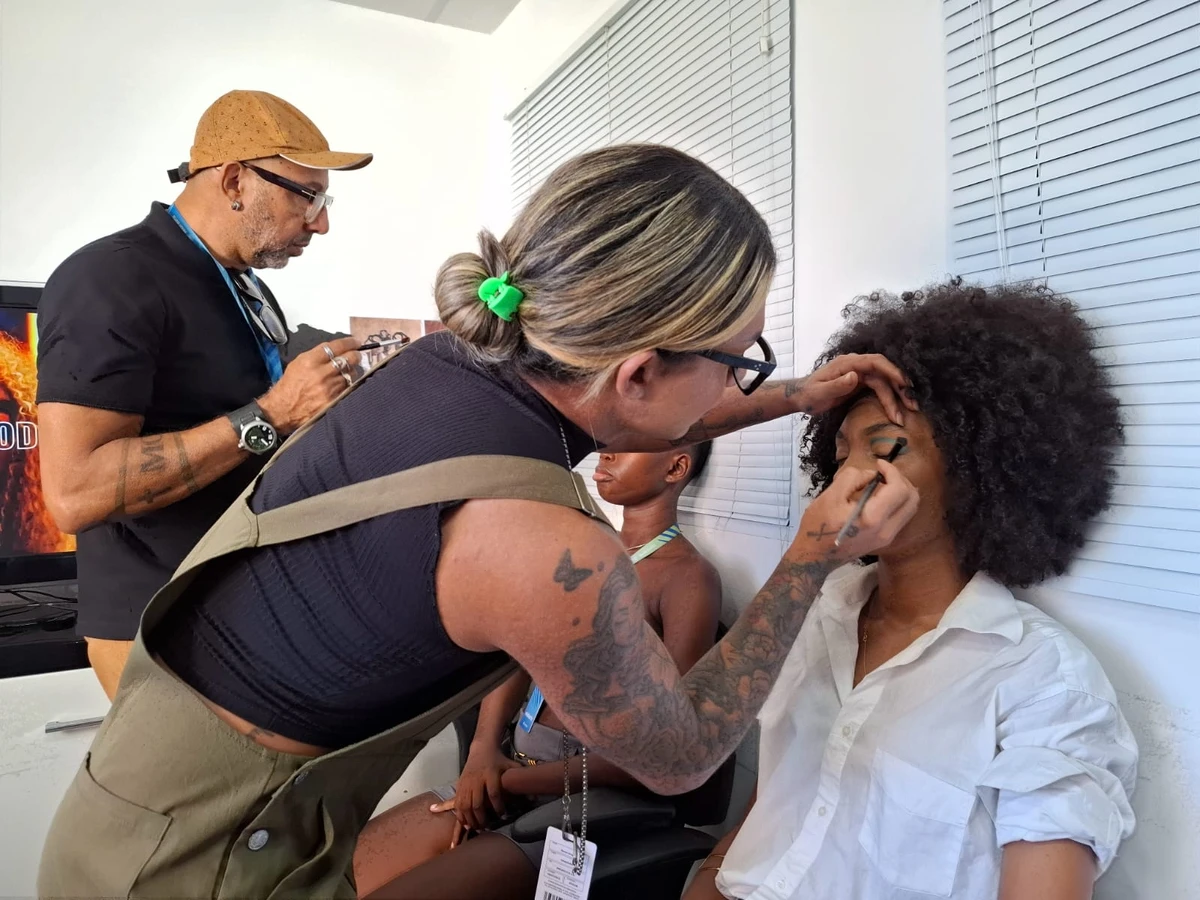 Avon, Dino Neto e Roma Aragão assinam a beleza do evento que celebra a cultura e estética do povo preto