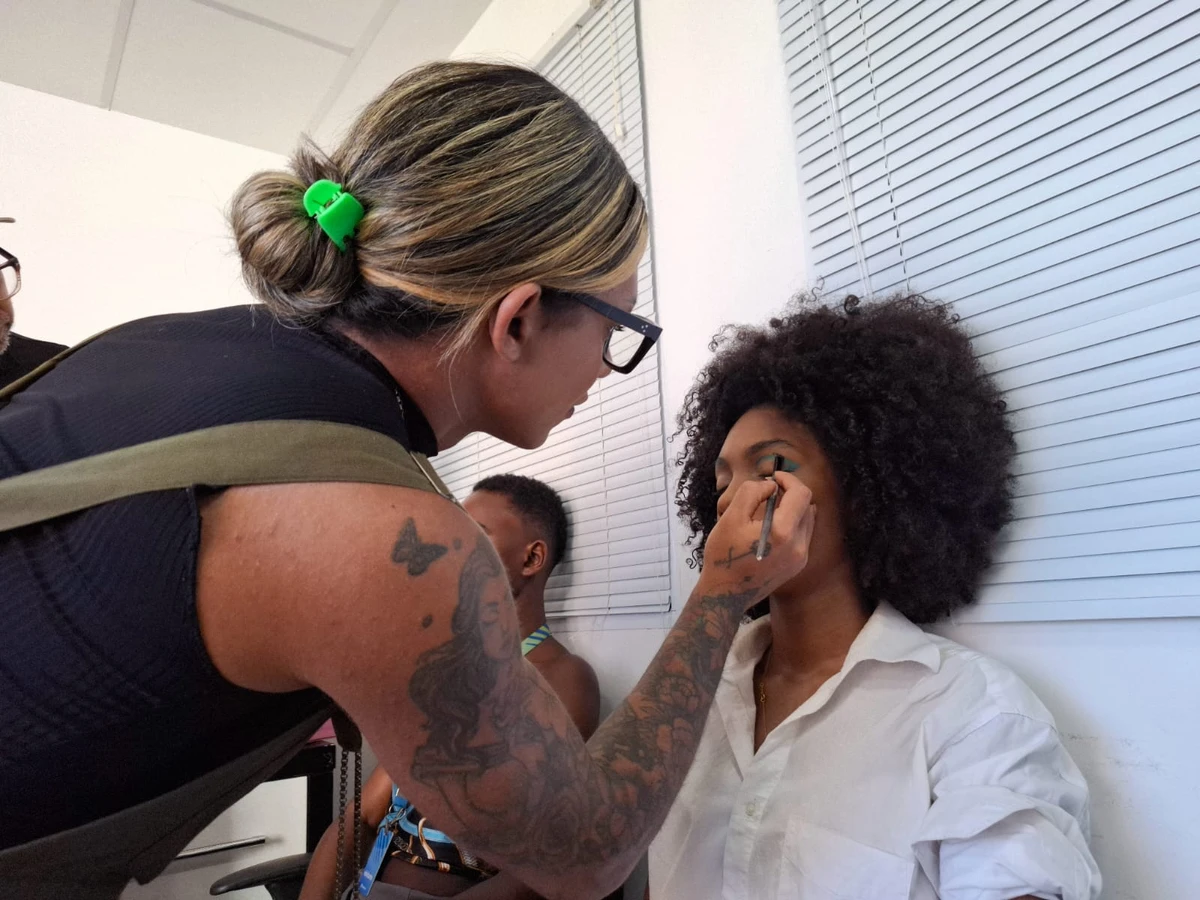 Avon, Dino Neto e Roma Aragão assinam a beleza do evento que celebra a cultura e estética do povo preto por Gabriela Araújo