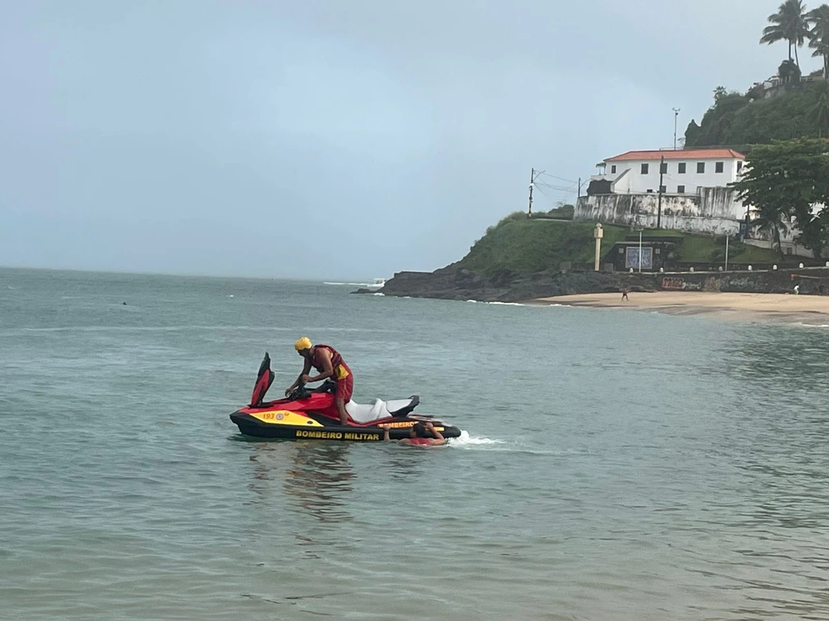 Buscas por jovem que desapareceu na praia de Amaralina por Divulgação