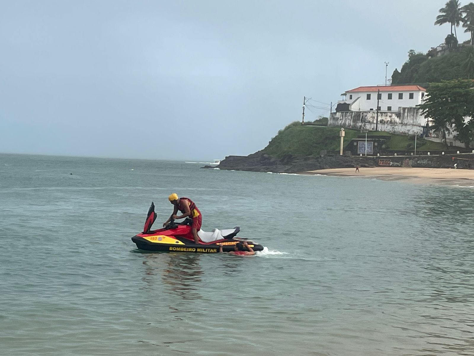 Buscas por Lucas Santana, de 18 anos, que faleceu após se afogar na praia de Amaralina no dia 8 de setembro por Divulgação