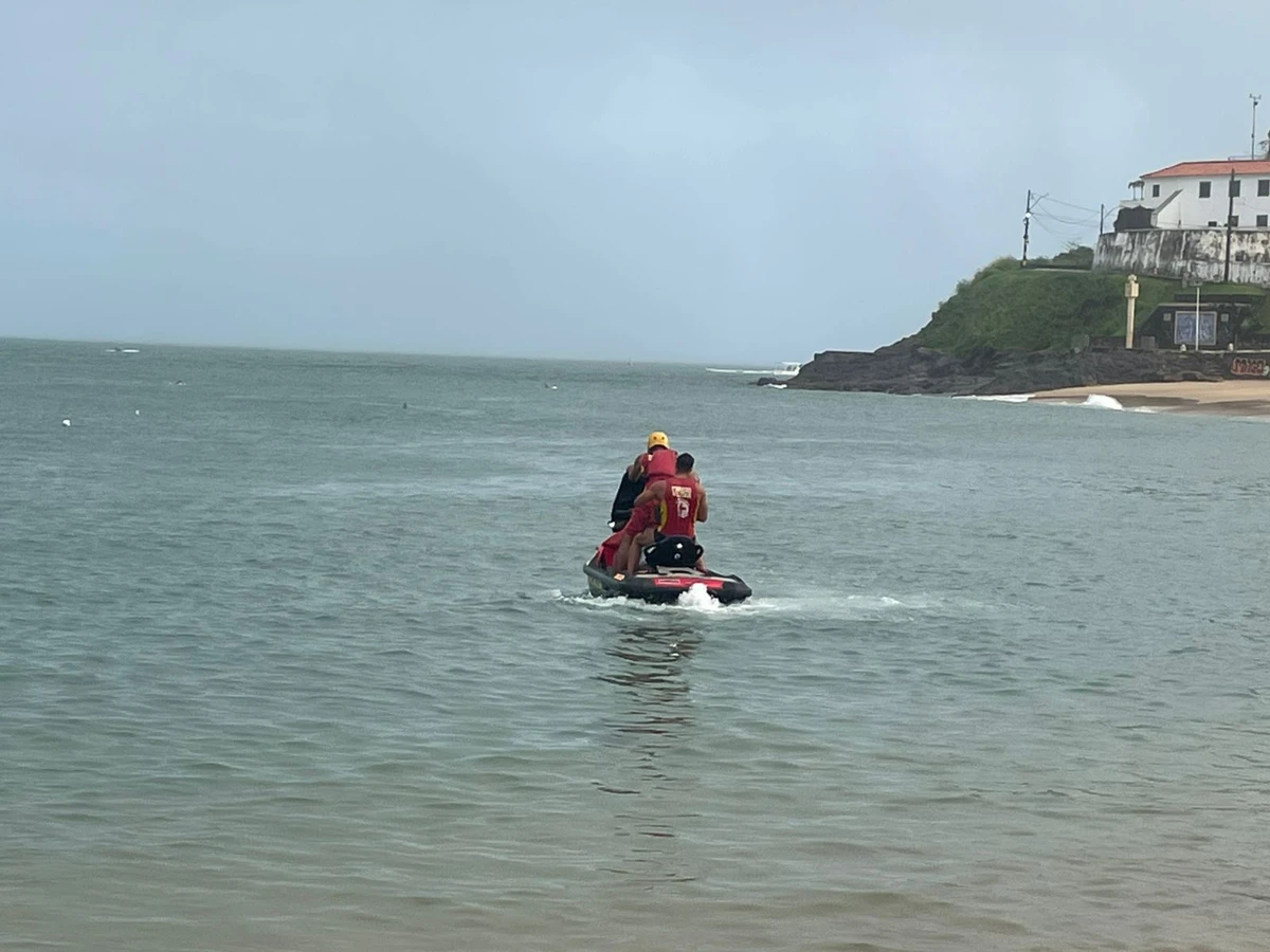 Bombeiros realizam buscas por jovem que desapareceu na praia de Amaralina por Divulgação