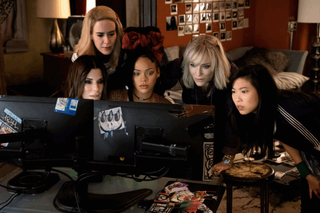 Em “Oito Mulheres e um Segredo”, Debbie Ocean planeja um assalto audacioso de uma joia em um evento de moda (Imagem: Reprodução digital | Netflix)