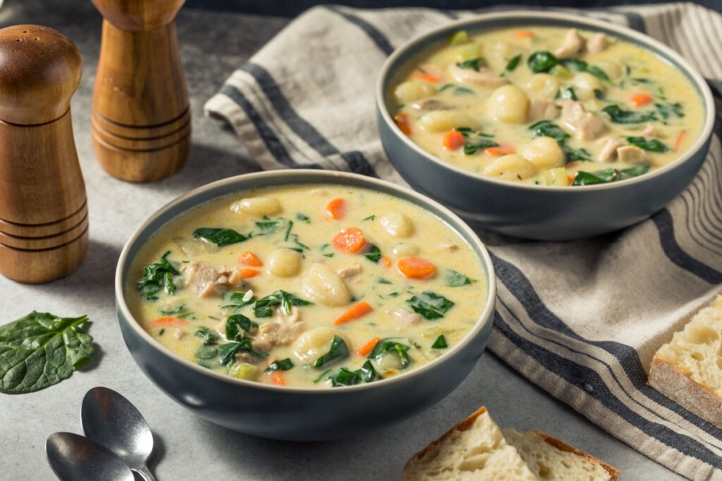 Sopa cremosa de nhoque com frango, espinafre e cenoura (Imagem: Brent Hofacker | Shutterstock)