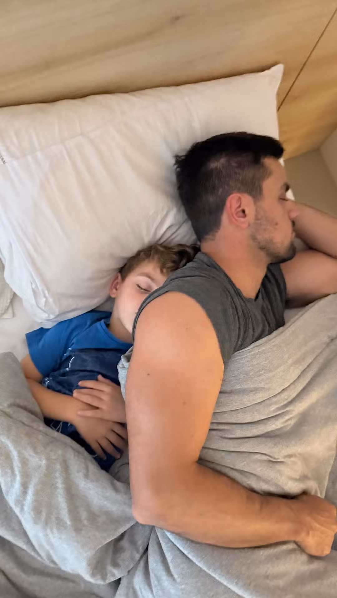 Felipe Simas e família por Reprodução