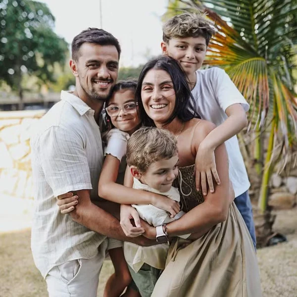 Felipe Simas e família por Reprodução