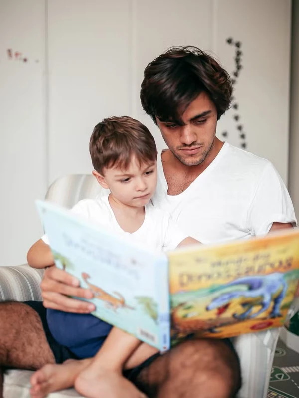 Felipe Simas e família por Reprodução