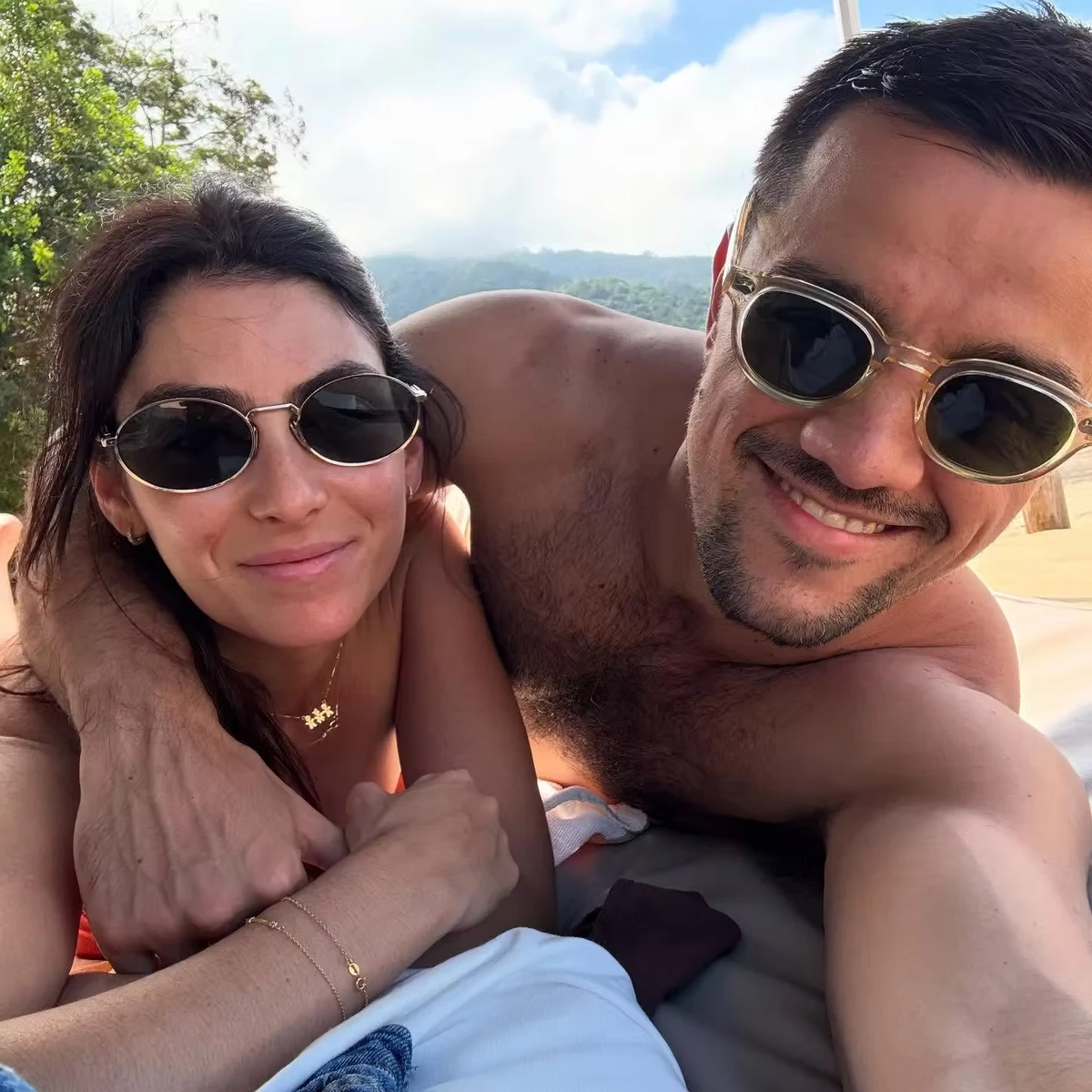 Felipe Simas e família por Reprodução