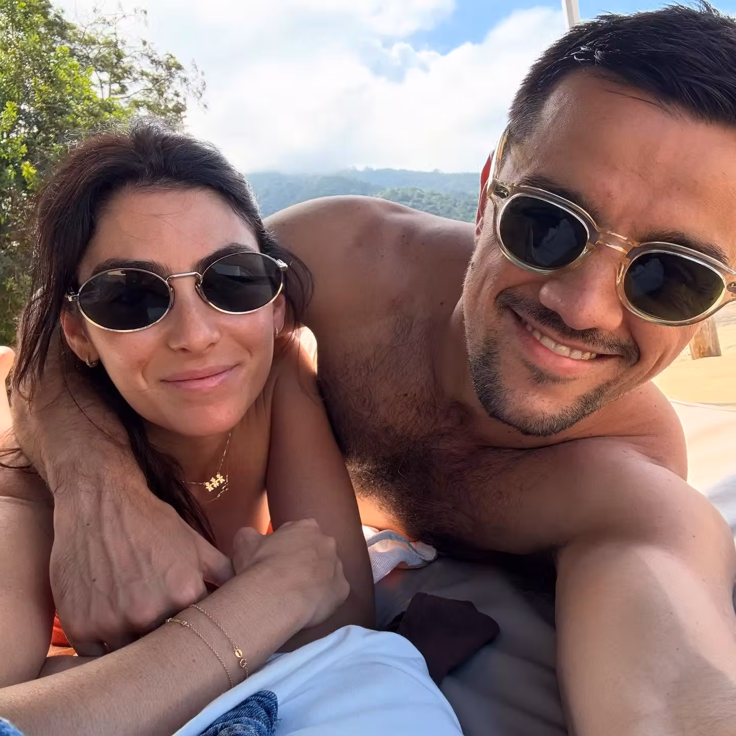 Felipe Simas e família por Reprodução