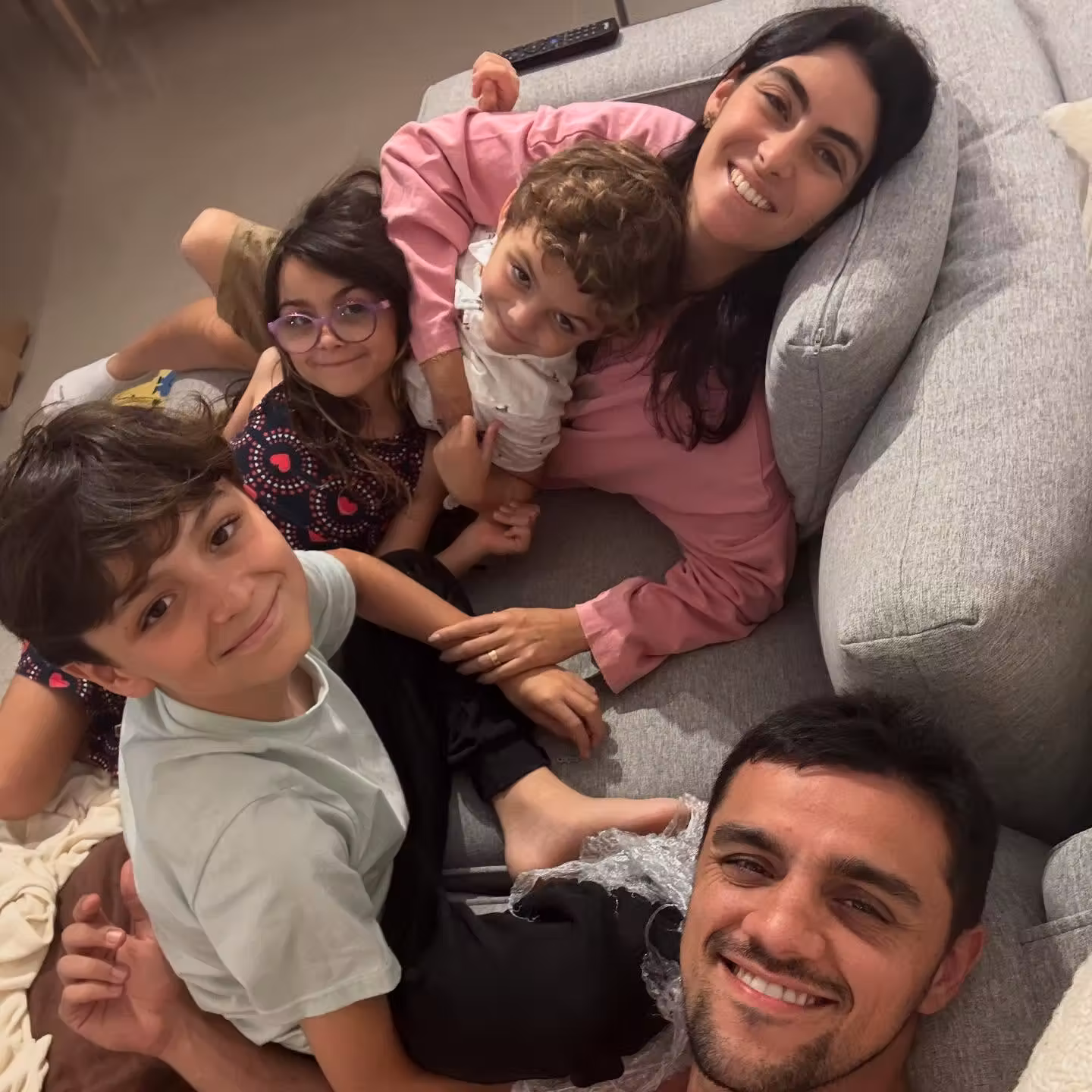Felipe Simas e família por Reprodução