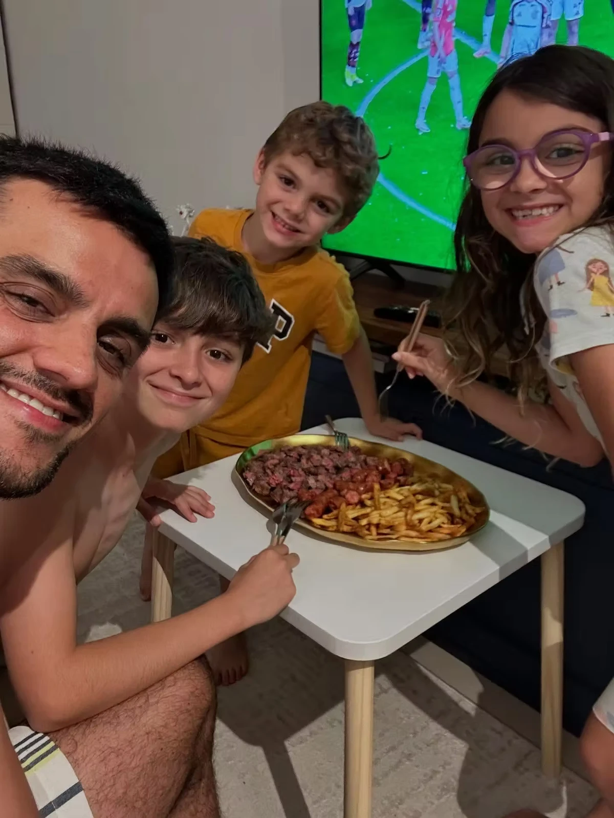 Felipe Simas e família por Reprodução