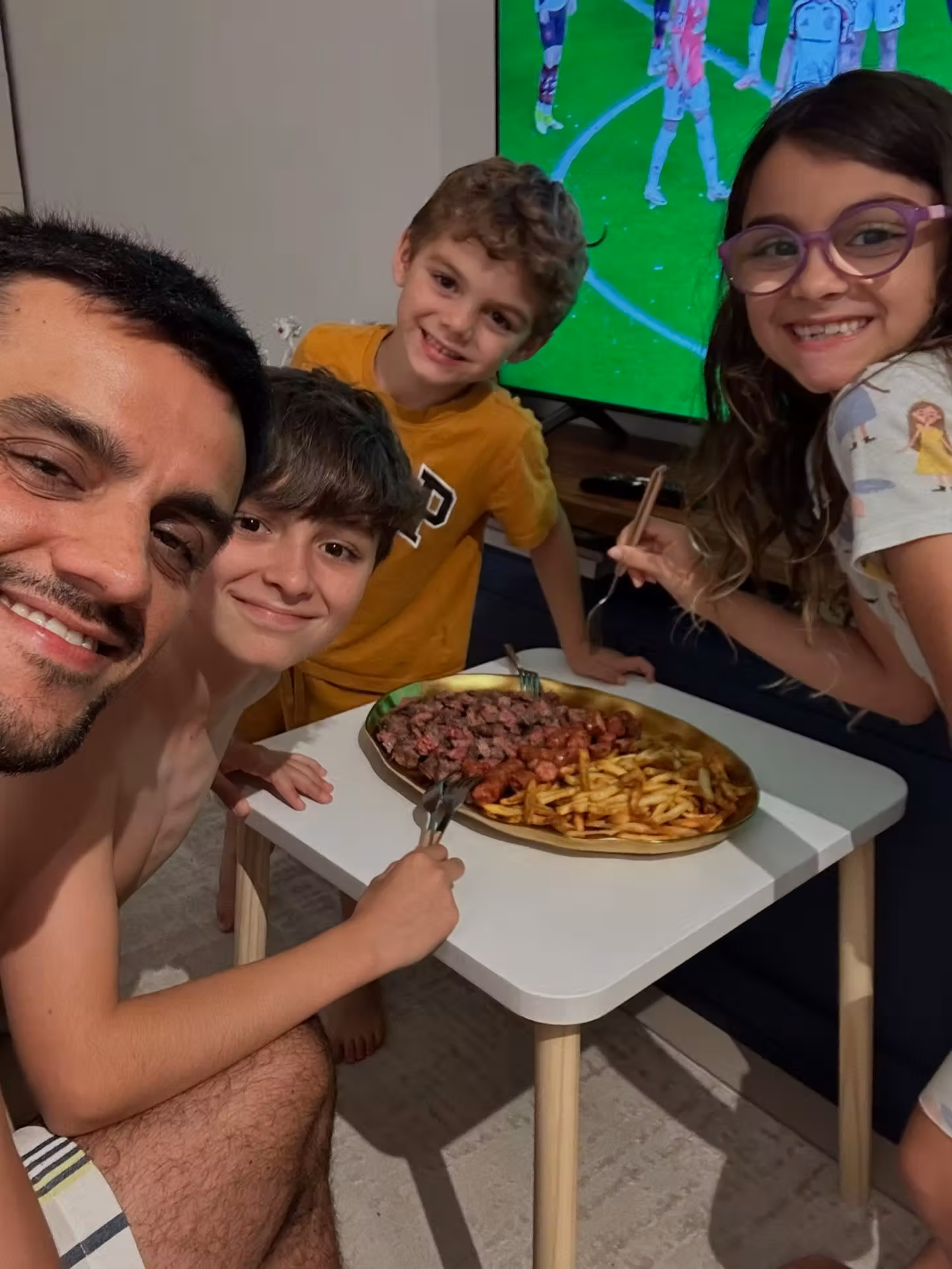 Felipe Simas e família por Reprodução