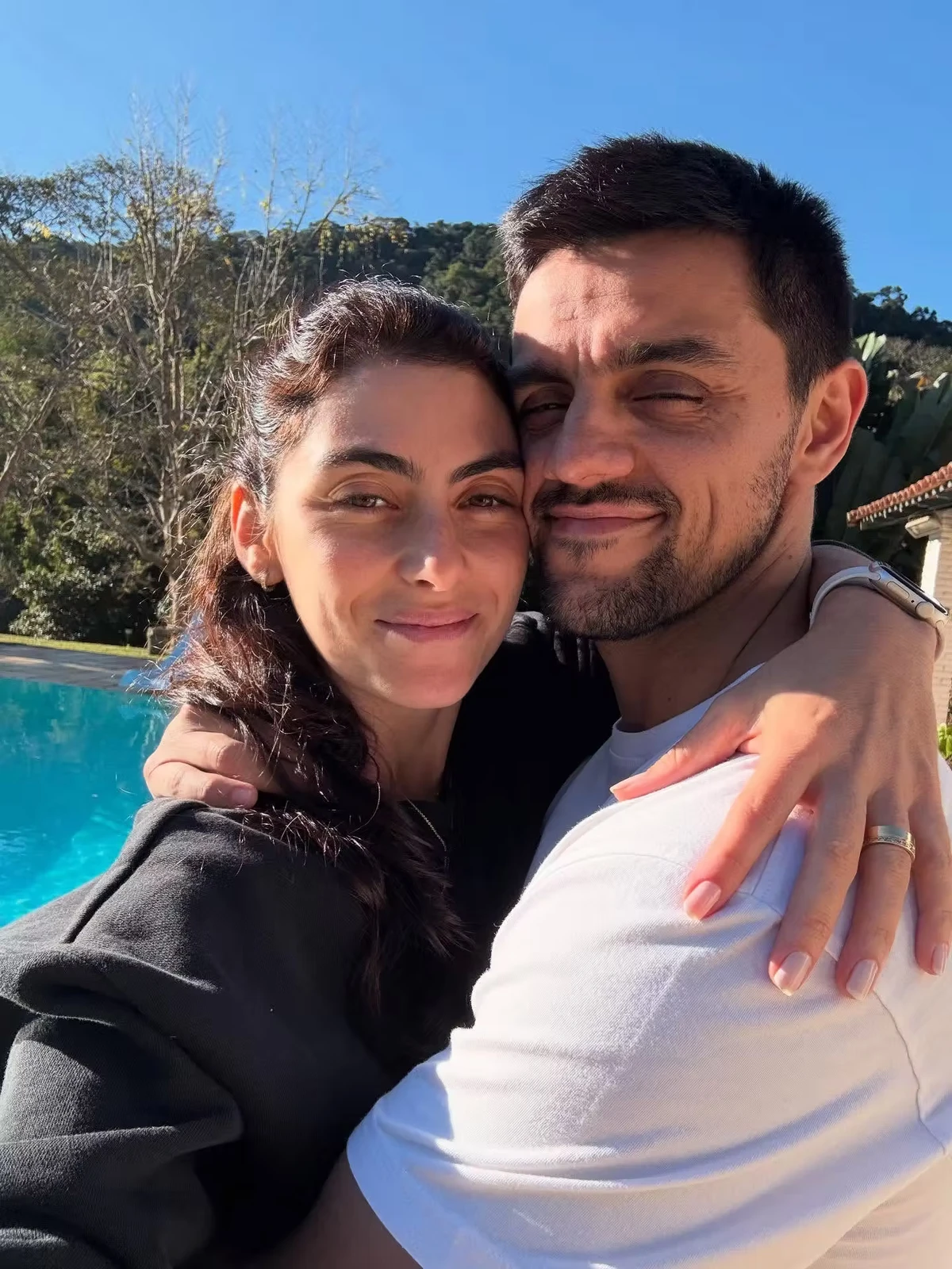 Felipe Simas e família por Reprodução