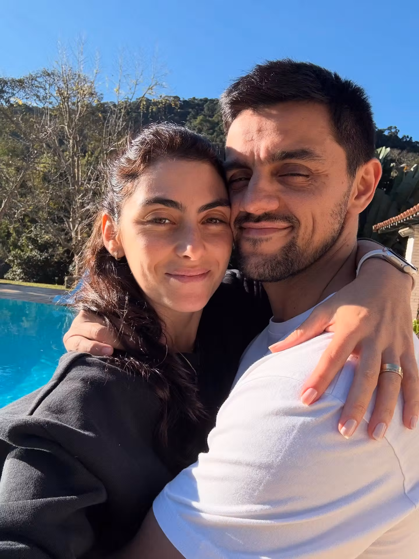 Felipe Simas e família por Reprodução