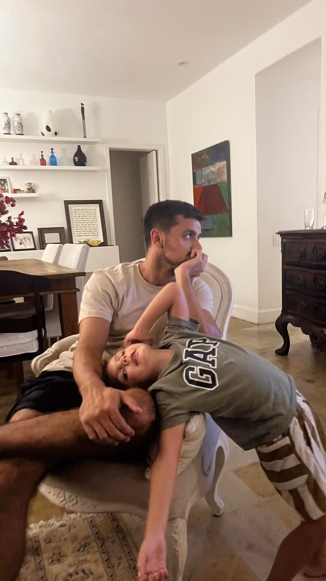 Felipe Simas e família por Reprodução