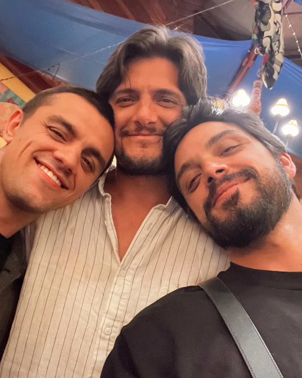 Felipe Simas e família por Reprodução