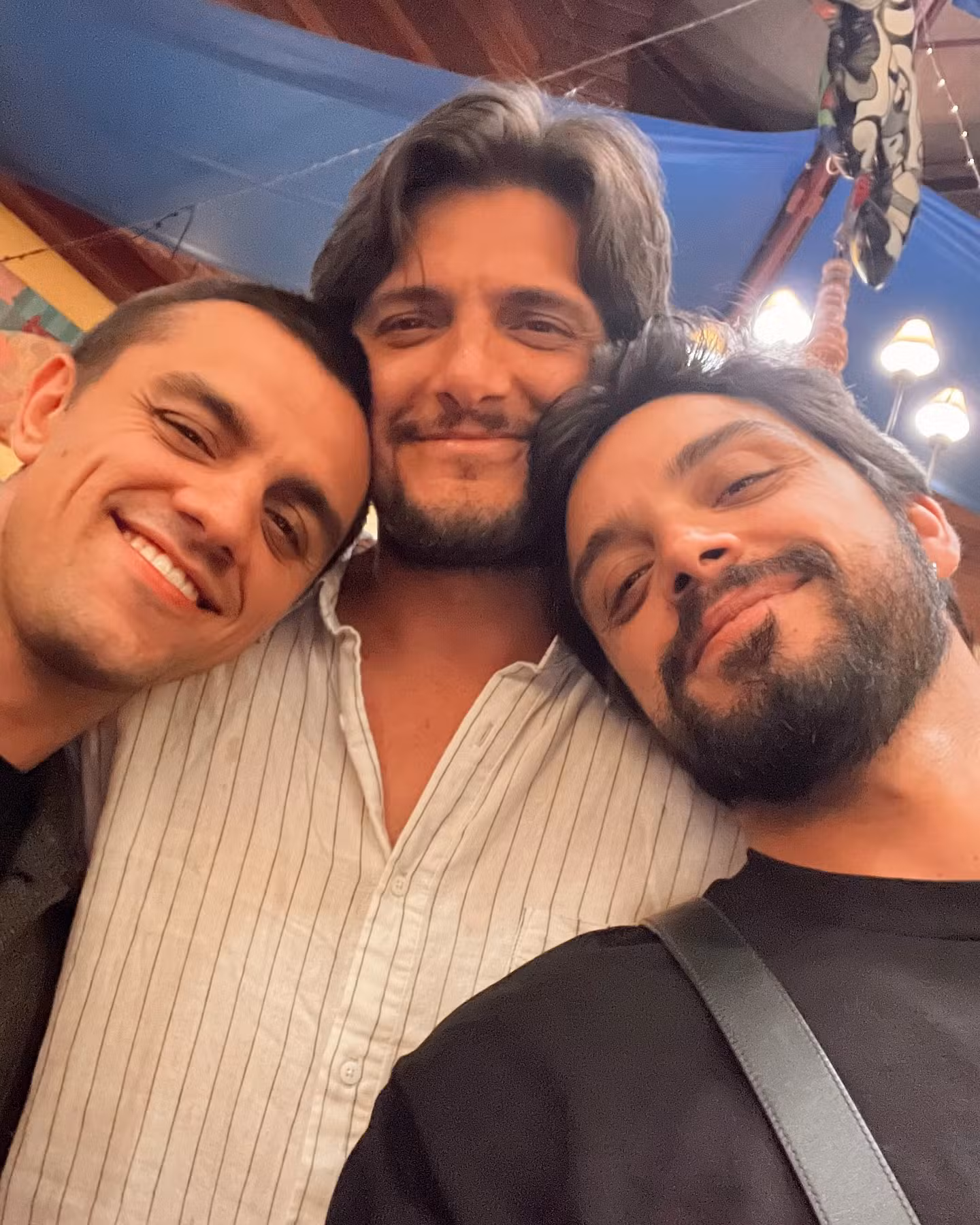 Felipe Simas e família por Reprodução