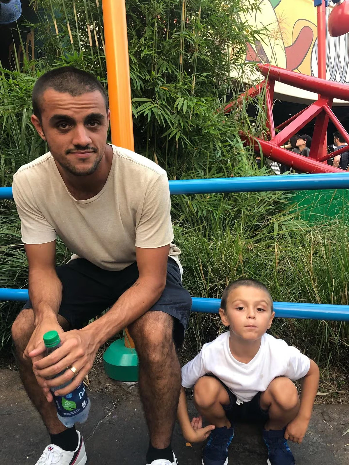 Felipe Simas e família por Reprodução