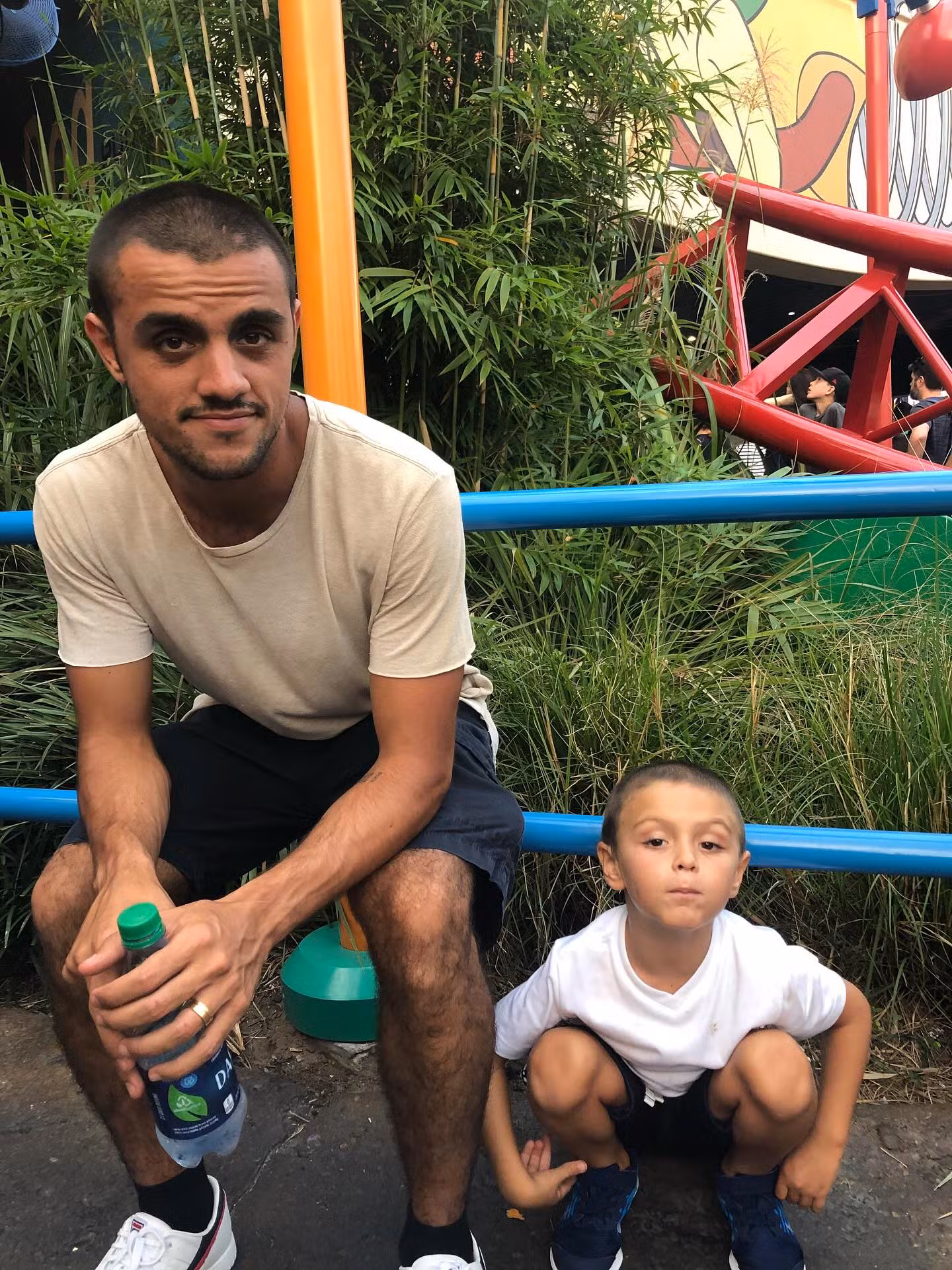 Felipe Simas e família por Reprodução