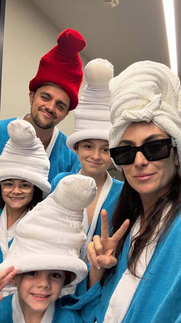 Felipe Simas e família por Reprodução