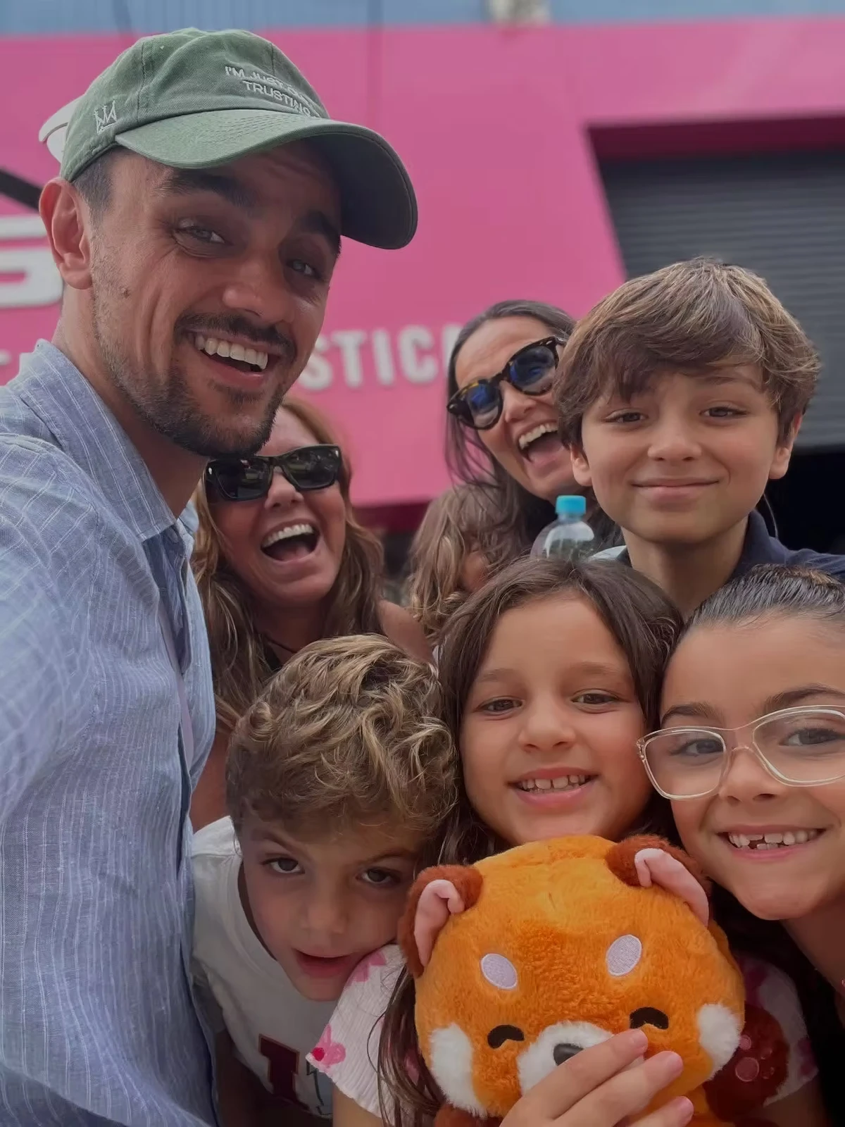 Felipe Simas e família por Reprodução