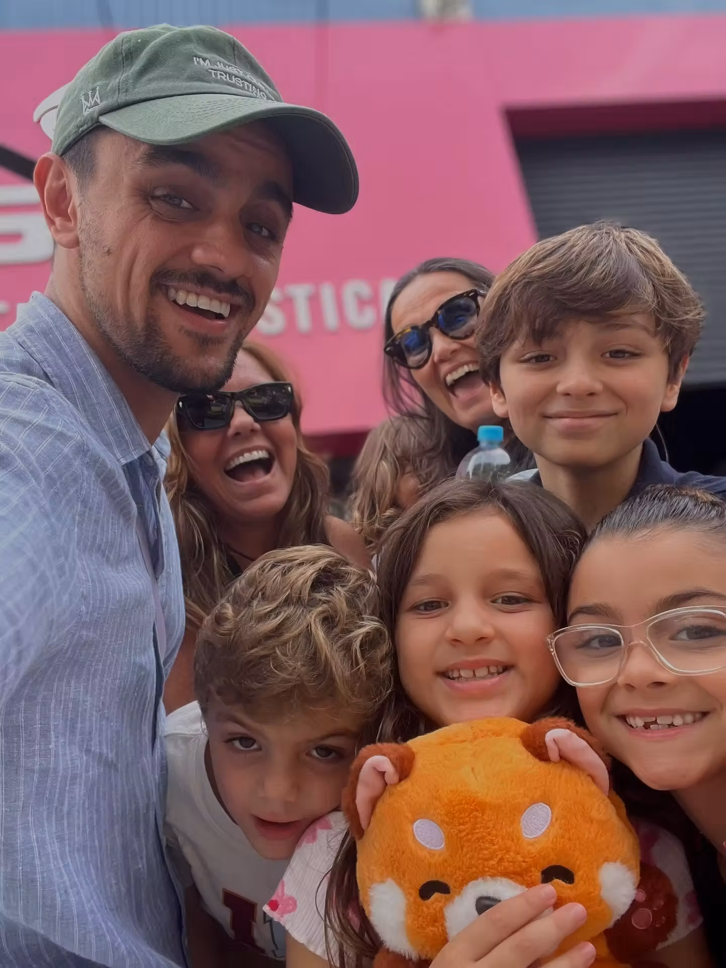 Felipe Simas e família por Reprodução