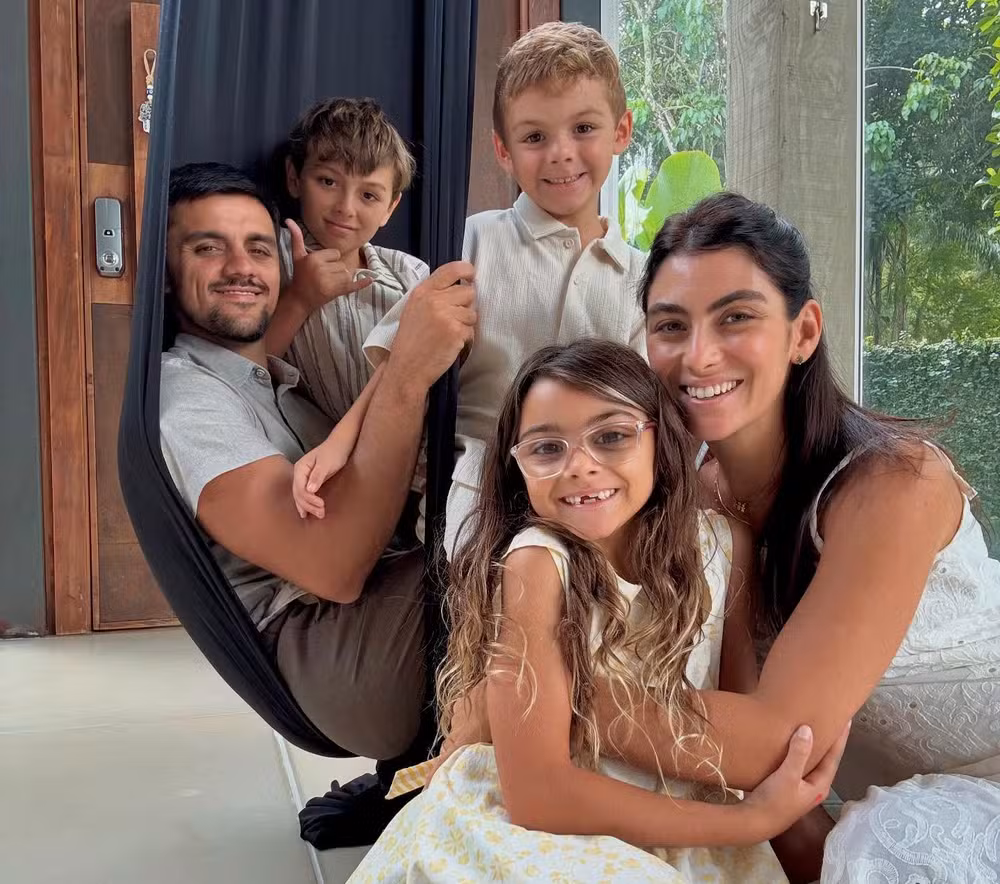 Felipe Simas e família por Reprodução