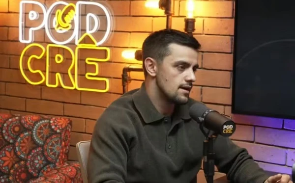 Felipe Simas em entrevista no podcast