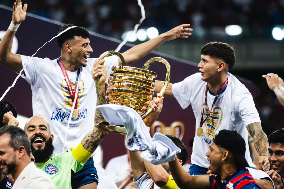 Jogadores do Bahia erguendo a taça da Copa do Nordeste  por Letícia Martins/EC Bahia