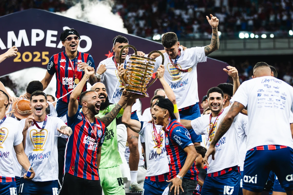 Jogadores do Bahia erguendo a taça da Copa do Nordeste  por Letícia Martins/EC Bahia