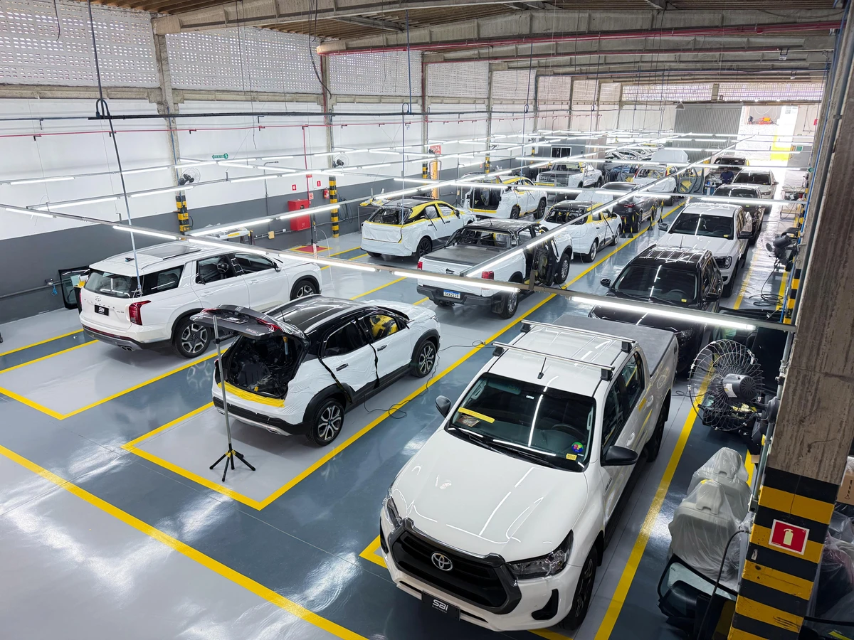 Linha de produção de uma empresa de blindagem de carros