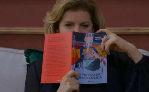 Odete Roitman (Débora Bloch) apareceu lendo o livro 'O Perigo de Estar Lúcida'