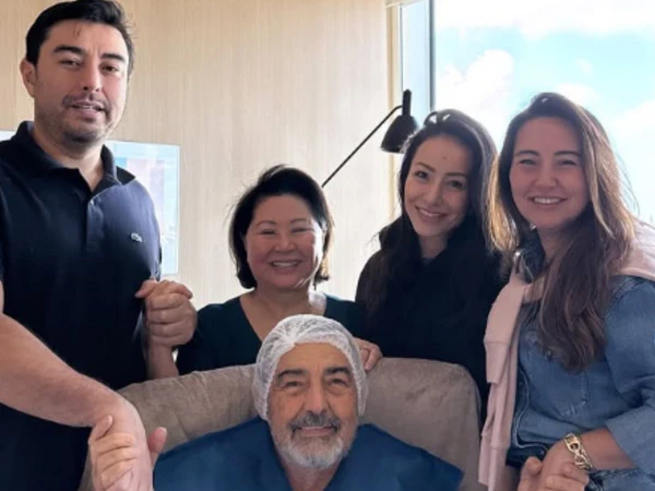Pai de Sabrina Sato deixa hospital após 25 dias internado