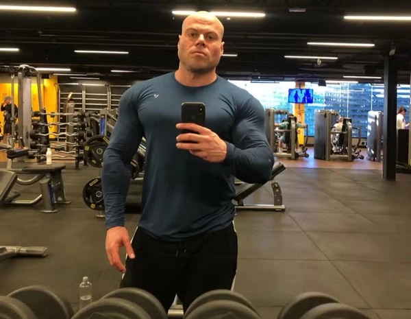Personal trainer é morto a facadas; corpo foi encontrado em escada de prédio e companheira é suspeita
