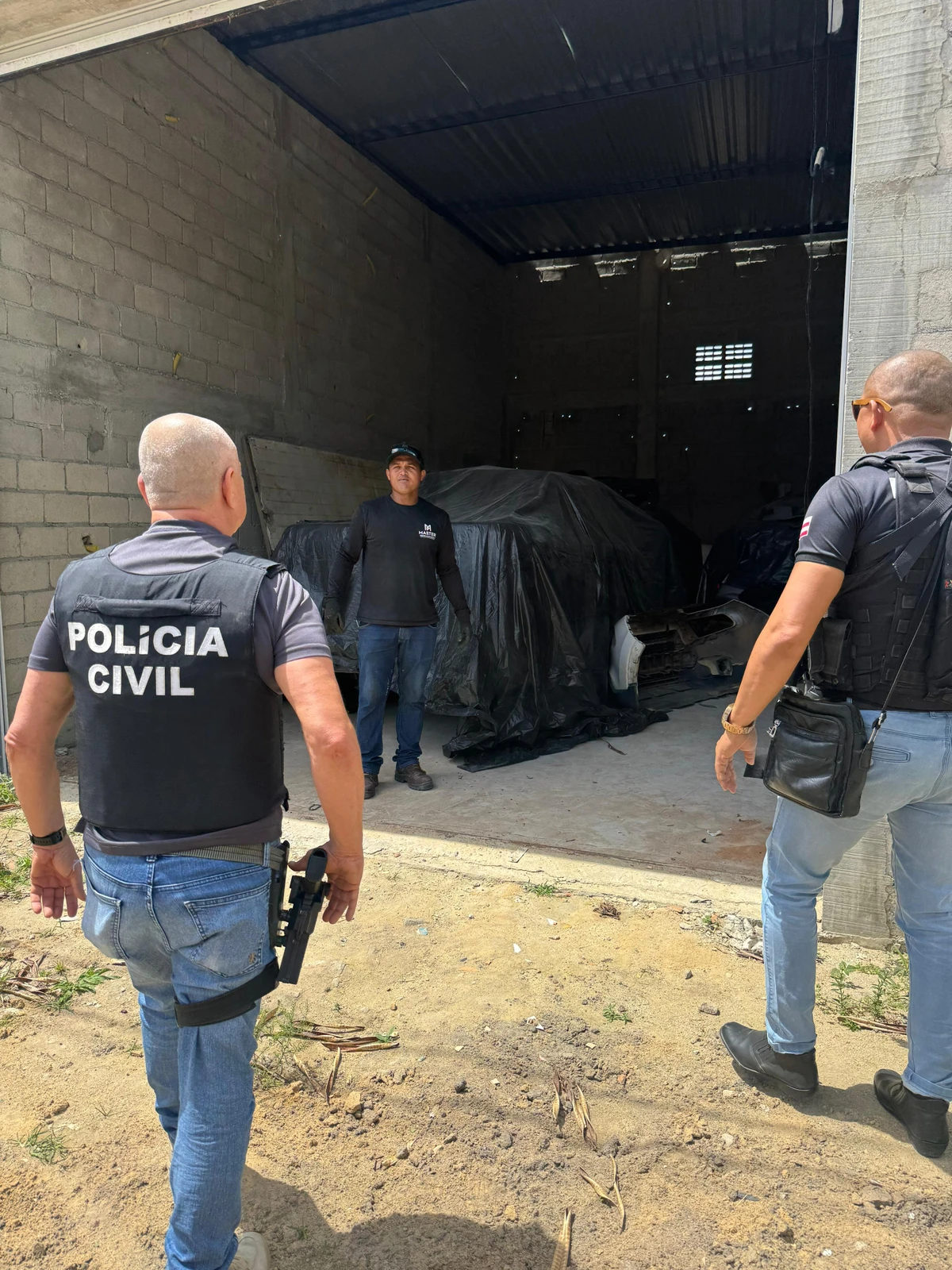 Veículos foram encontrados em um galpão no bairro Arinaldo Reis por Divulgação/PC