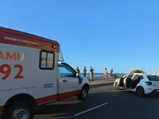 Imagem - Carro da Embasa capota e deixa um ferido na Pituba