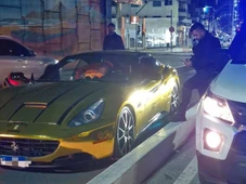 Imagem - Ferrari dourada é multada em R$ 880 por infração de trânsito