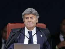 Imagem - Fux interrompe Moraes e já sinaliza discordância em julgamento de Bolsonaro