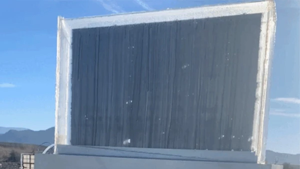A máquina funciona somente com o calor do sol como fonte de energia