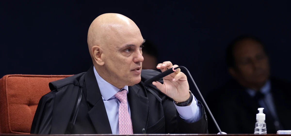 Alexandre de Moraes com gravata rosa de cachorrinhos