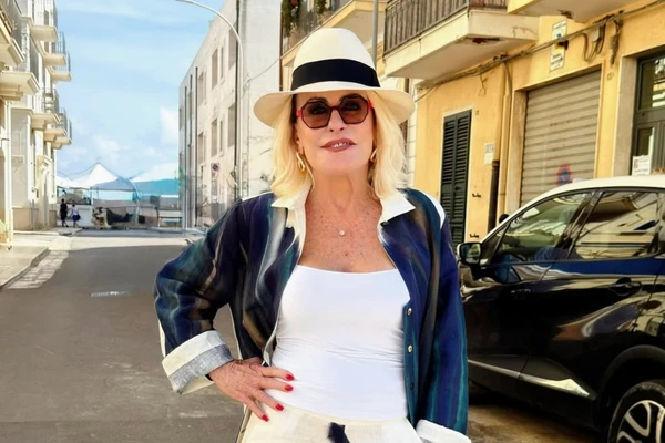 Ana Maria Braga curte férias com o marido por Reprodução