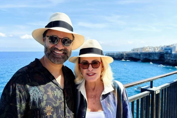 Ana Maria Braga curte férias com o marido