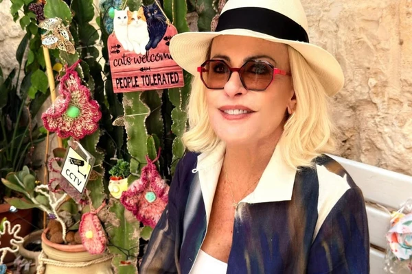 Ana Maria Braga curte férias com o marido por Reprodução