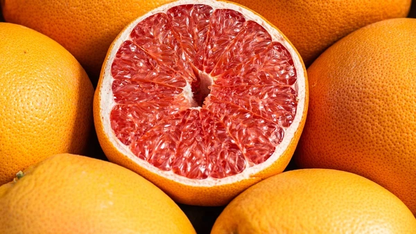 Conhecida como grapefruit, a toranja pode auxiliar na digestão e até durante o sono