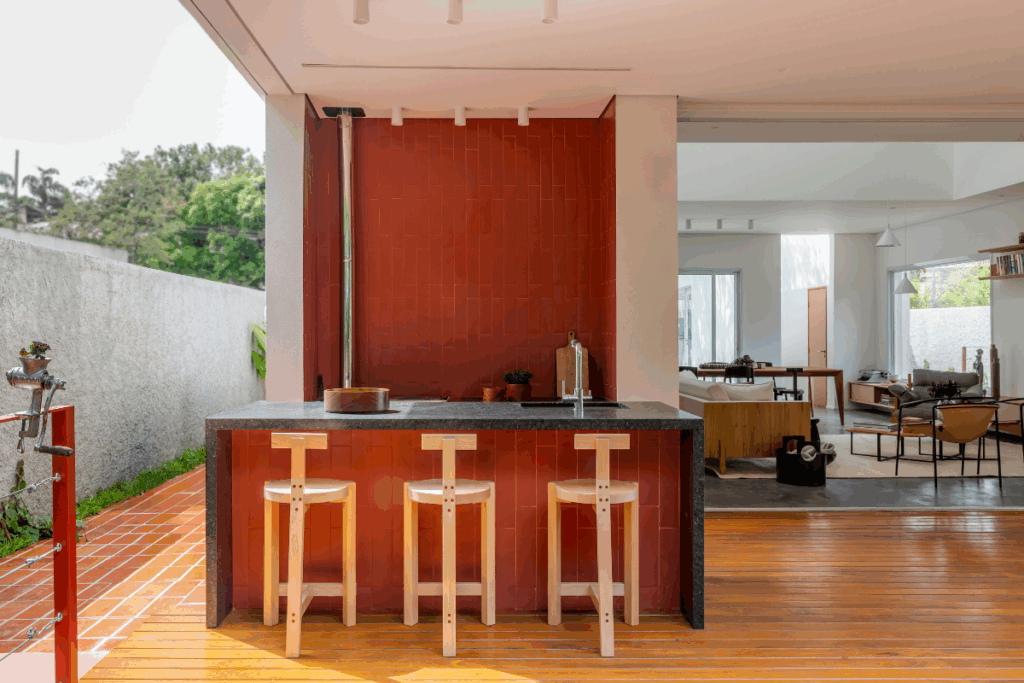 O material da bancada deve combinar com a decoração do ambiente (Projeto: Rawi Arquitetura + Design | Imagem: Rafael Renzo)