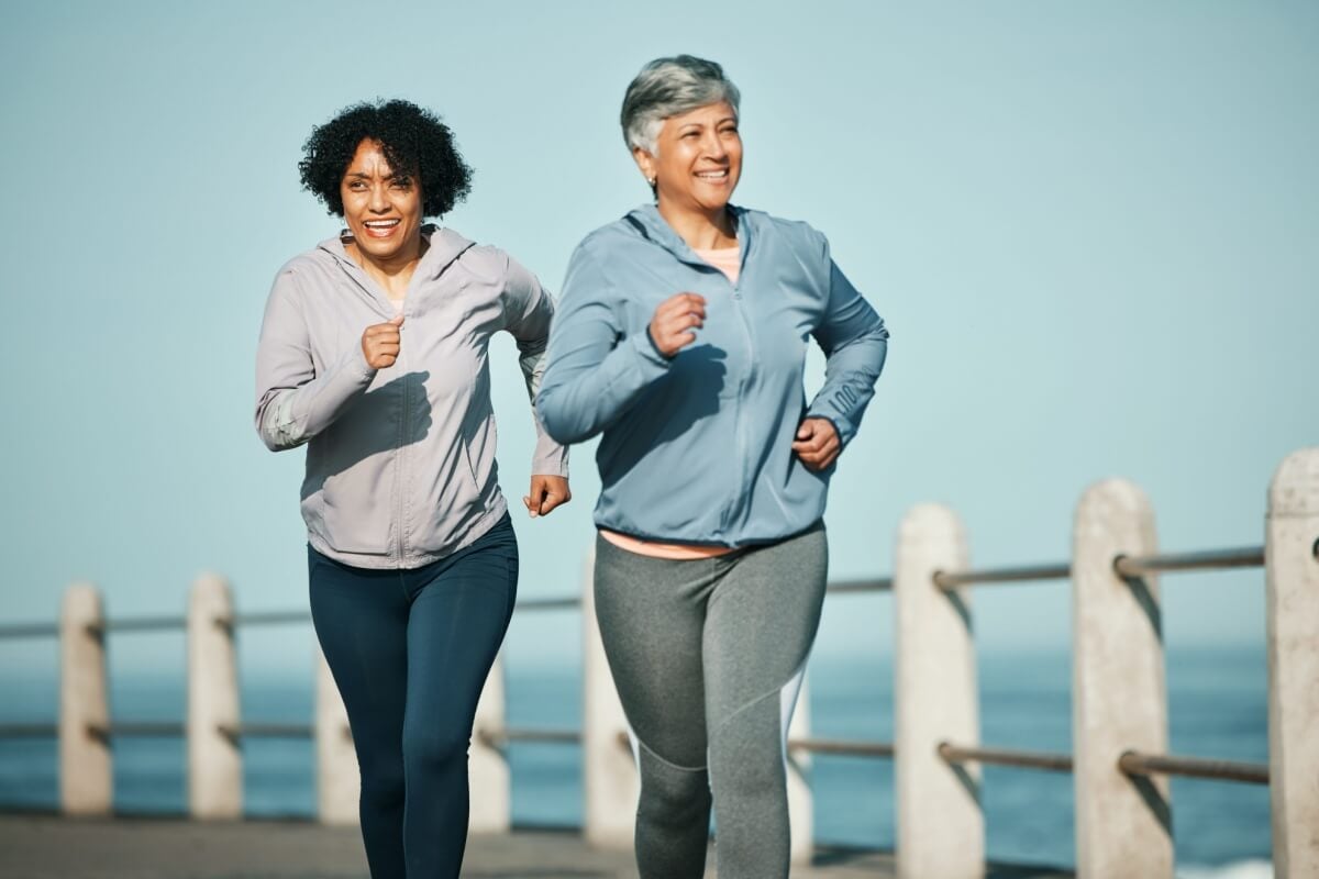 Os exercícios aeróbicos contribuem para a saúde da mulher na pós-menopausa (Imagem: PeopleImages | Shutterstock)