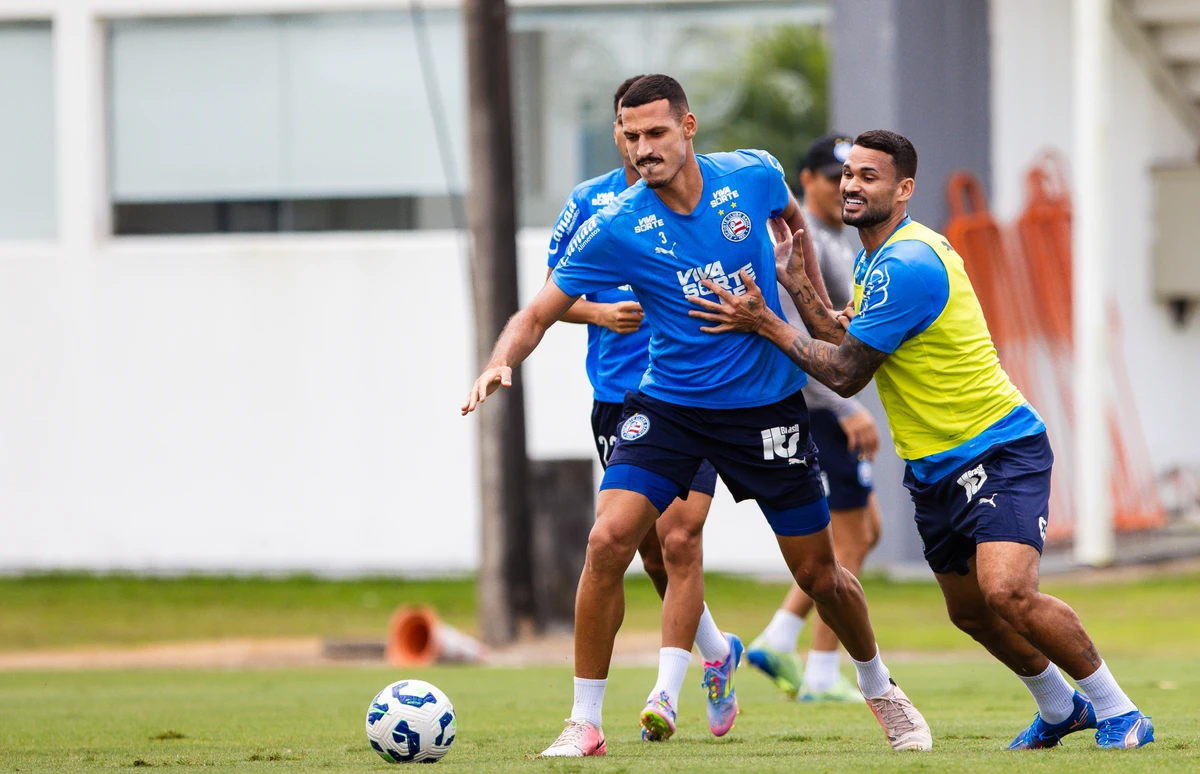 Elenco do Bahia treinando em preparação para encarar o Fluminense
